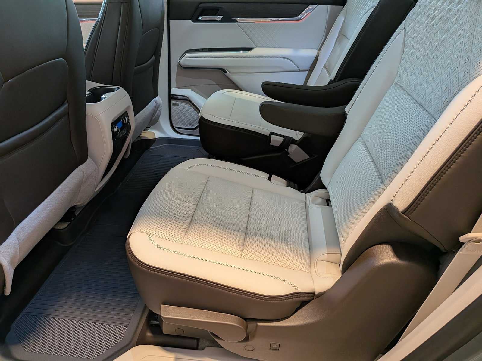 2026 GMC Acadia Denali - Photo 29