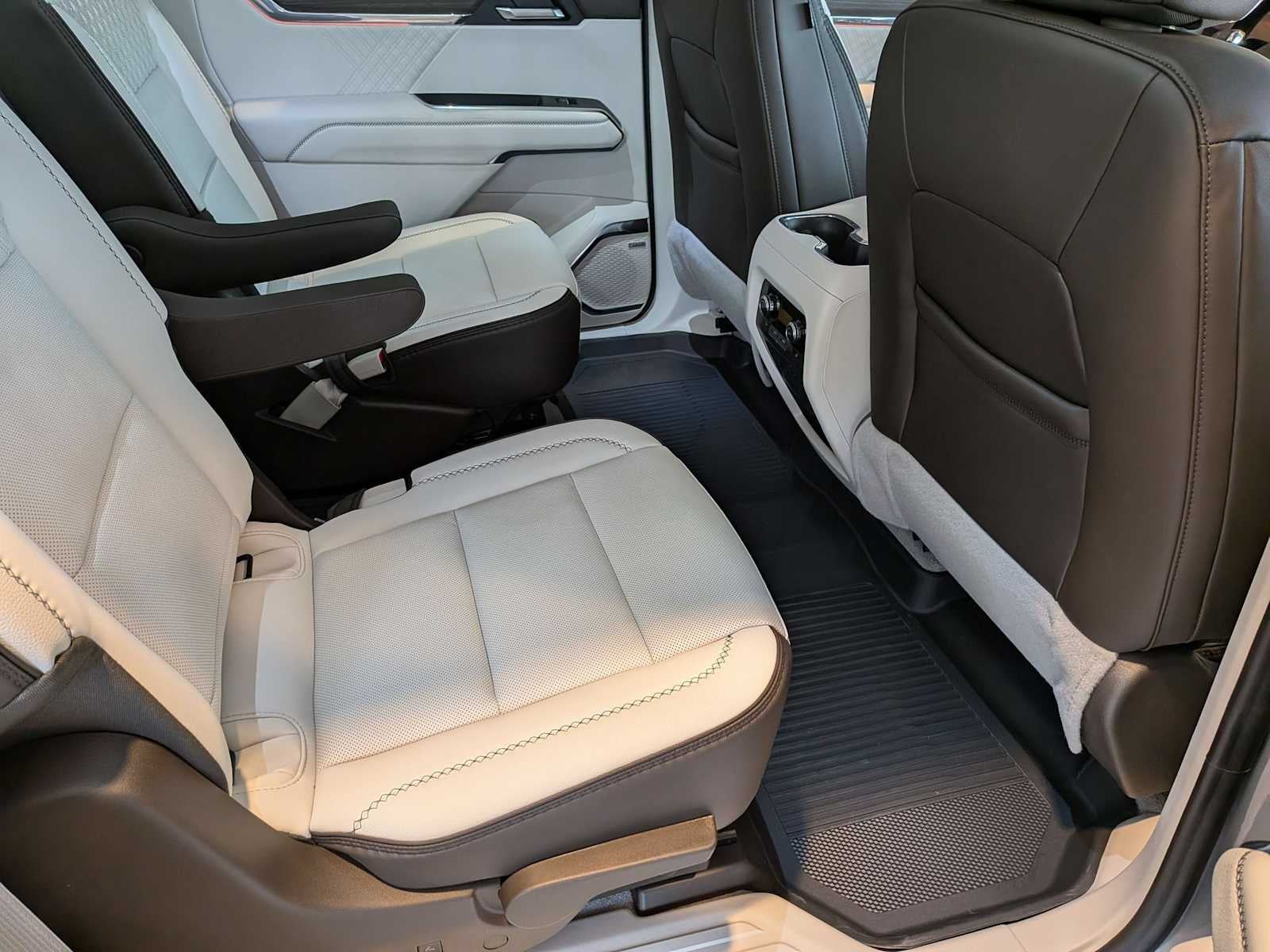 2026 GMC Acadia Denali - Photo 33